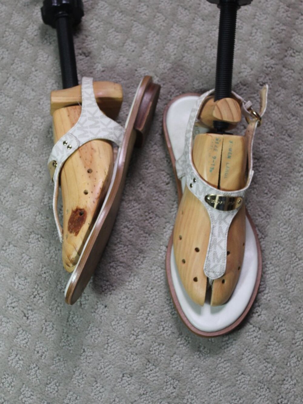 Michael Kors Size 9.5M Gray Cream MK Logo Flat Sandals